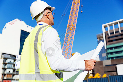 藍(lán)圖加身 工程師與建筑工人在施工現(xiàn)場的協(xié)奏曲